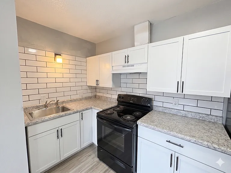 1133 Dixon Dr — Photo 3