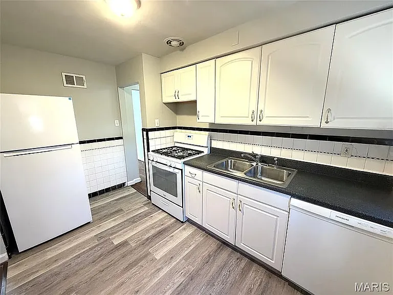 1033 Bakewell Dr — Photo 2
