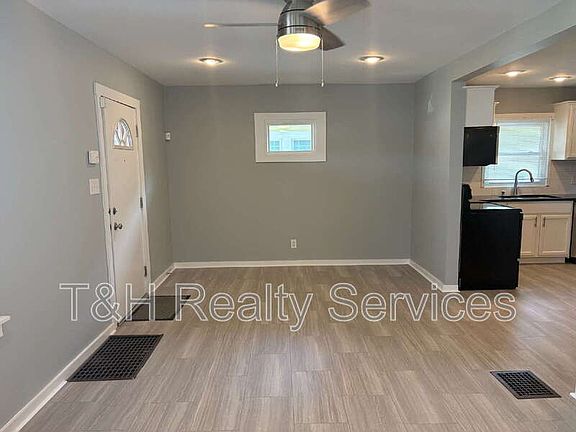 4th image of 1427 S Olive St