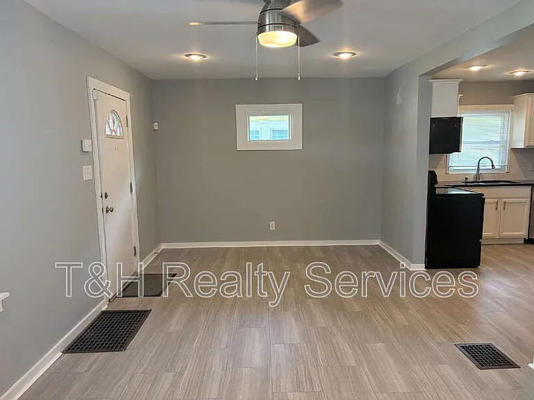1427 S Olive St — Photo 5