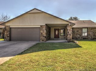 17661 S Santa Fe Pl, Mounds, OK 74047