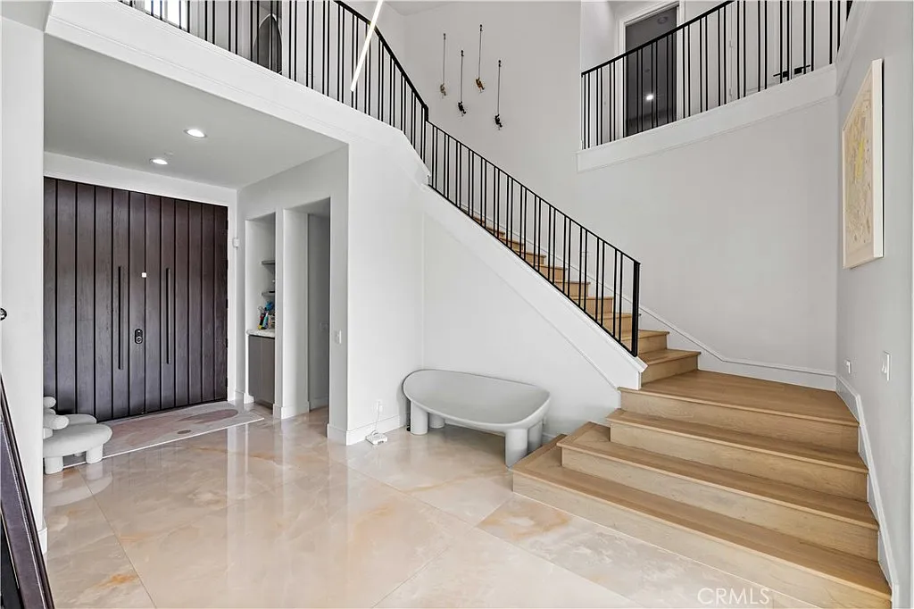 5 bed, 5.5 bath, 5048 sqft, $29,999 — Photo 2