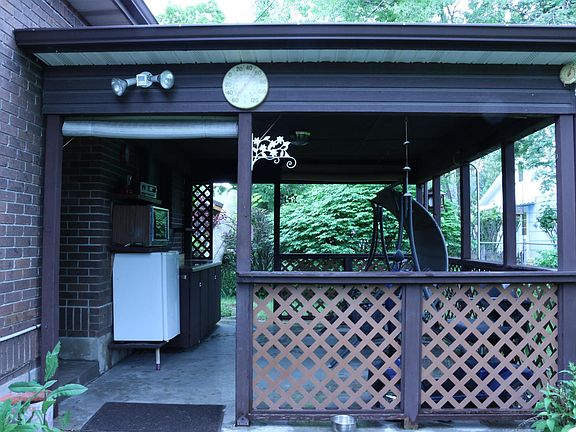5th image of 301 W Addison St