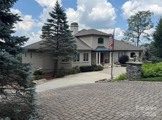 121 Berry Creek Dr, Flat Rock, NC 28731
