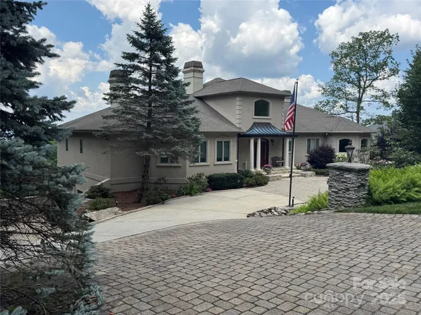 121 Berry Creek Dr, Flat Rock, NC 28731