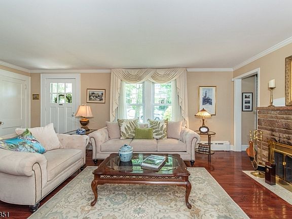 5th image of 10 Irving Pl