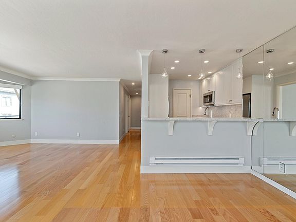 3rd image of 383 Lombard St
