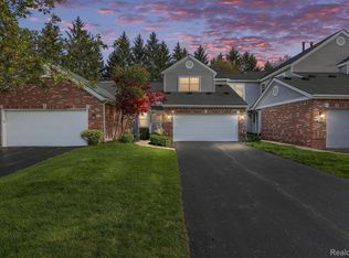 1174 Fairways Blvd #2, Troy, MI 48085