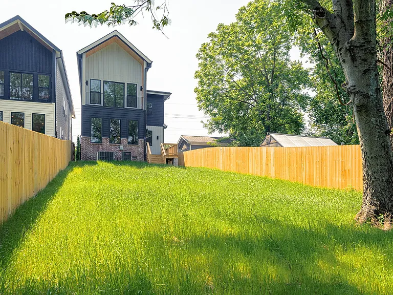 303 Riverside Dr #B — Photo 50