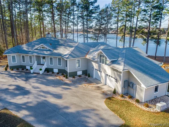 242 Hardings Wharf Dr, Kilmarnock, VA 22482