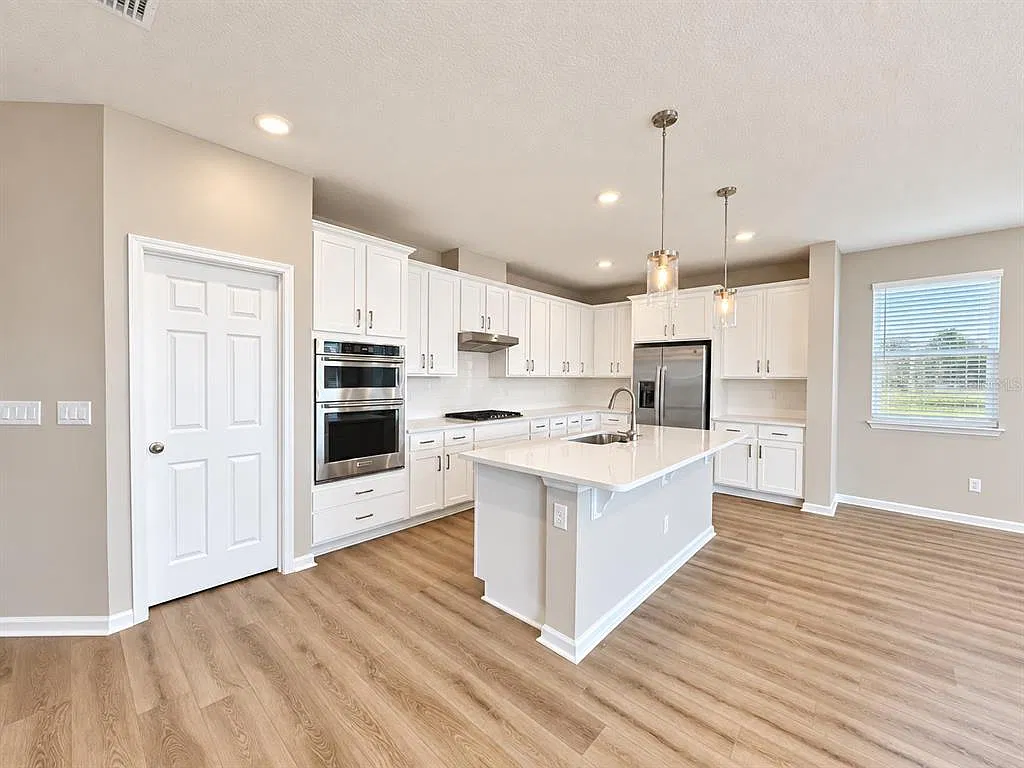 4 bed, 3.0 bath, 2239 sqft, $3,200 — Photo 4