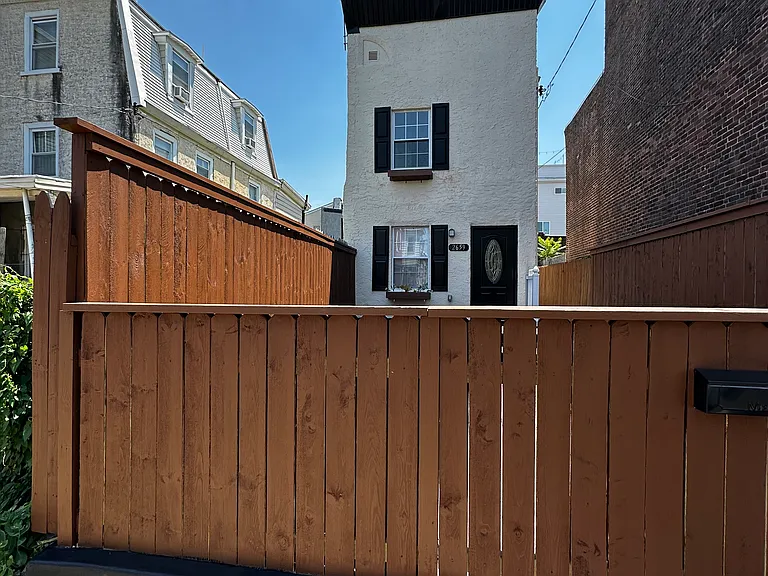 2659 Emerald St — Photo 1