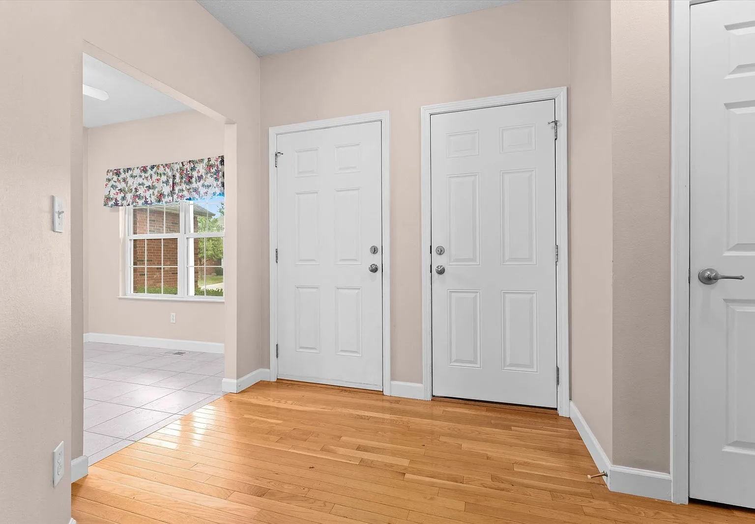 3 bed, 3.5 bath, 2334 sqft, $2,150 — Photo 2