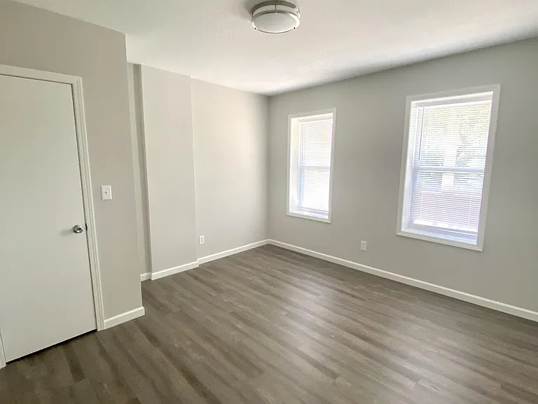 531A Charlotte St — Photo 9