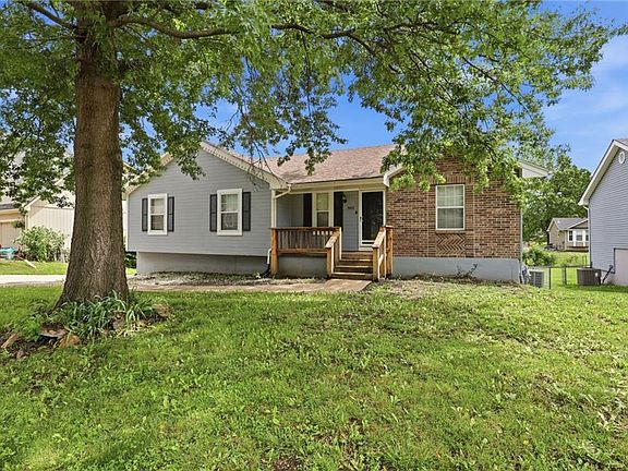 2nd image of 901 SW Foxtail Dr