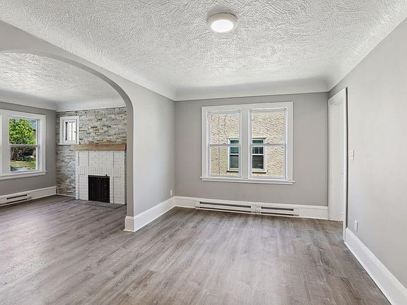 3rd image of 930 Saint Clair Ave #1