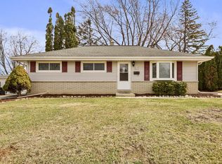 W150N8312 Saxony Dr, Menomonee Falls, WI 53051