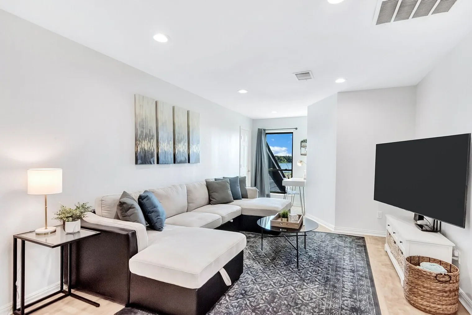 6 bed, 4.0 bath, 5887 sqft, $13,555 — Photo 1