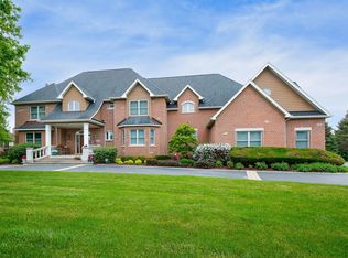 10N647 Manchester Ln, Elgin, IL 60124