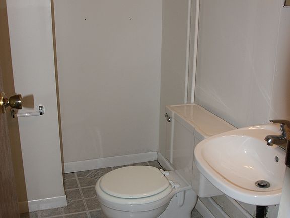5th image of 910 Argyle Ave
