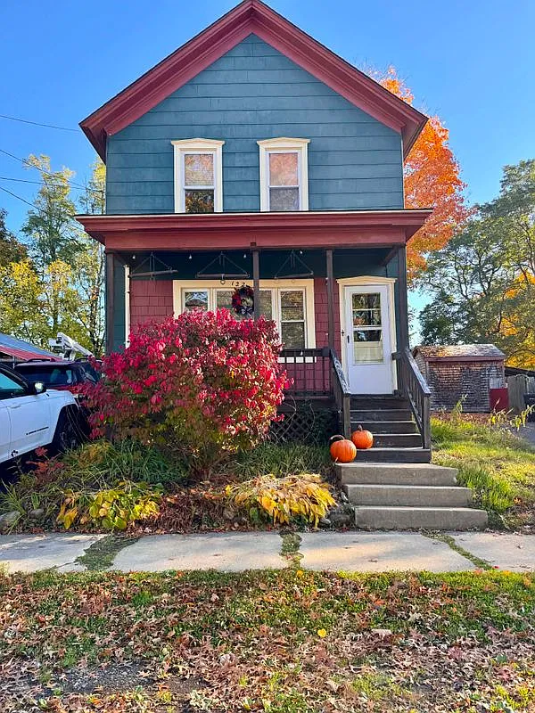 2 bed, 1.0 bath, 717 sqft, $925 — Photo 1