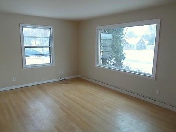 3rd image of 905 Royal Blvd