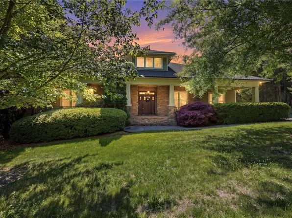 2105 Stone Ridge Pl, Winston Salem, NC 27107