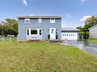416 Lake Meadow Dr, Rochester, NY 14612