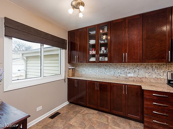 3rd image of 665 Darien Ct