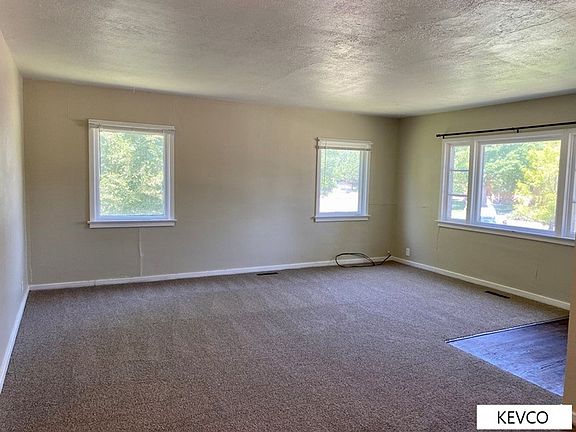 3rd image of 817 W Myrtle St