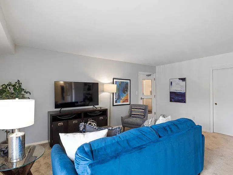 Towson Crossing Apartment Homes — Photo 9