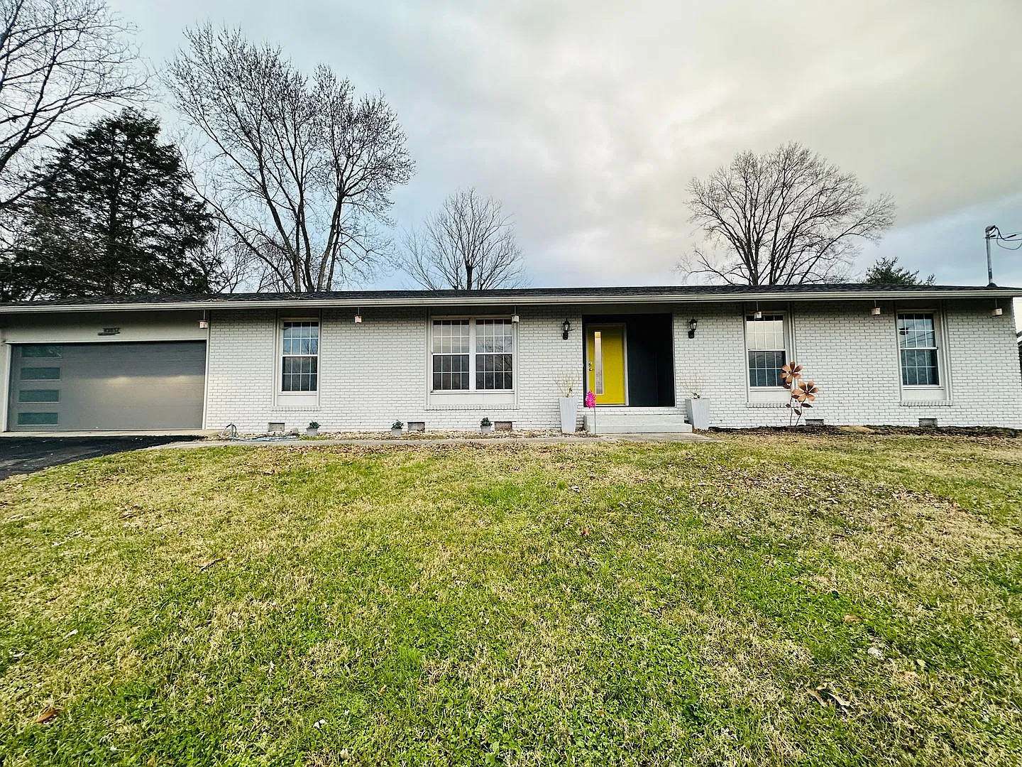 Charming 3-Bedroom Farragut Home with Gas Fireplace, Deck & 2-Car Garage — Photo 1