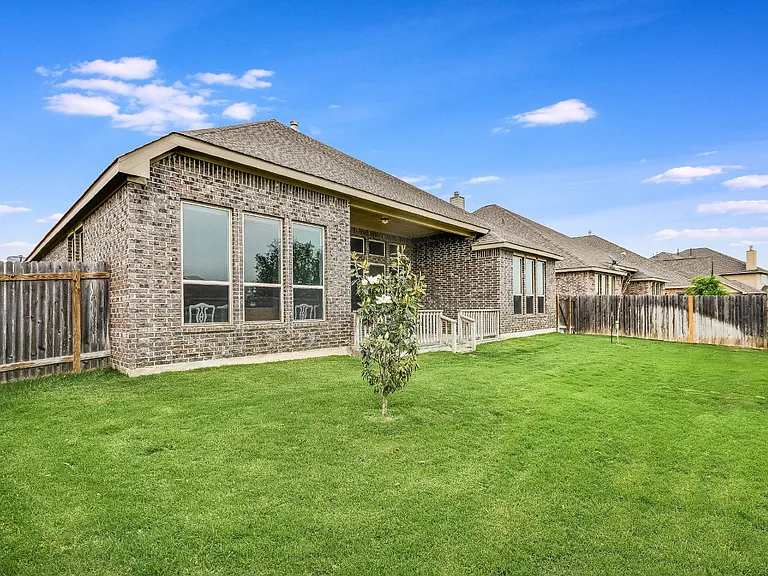 3925 Octavia Dr — Photo 23