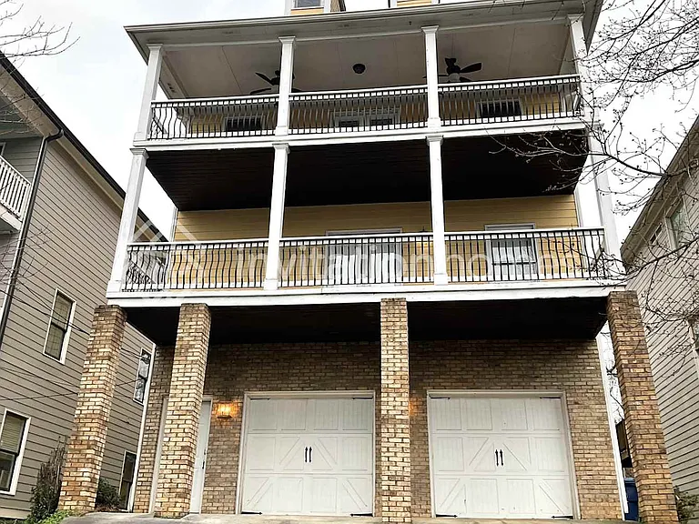 712 Connally St SE — Photo 1