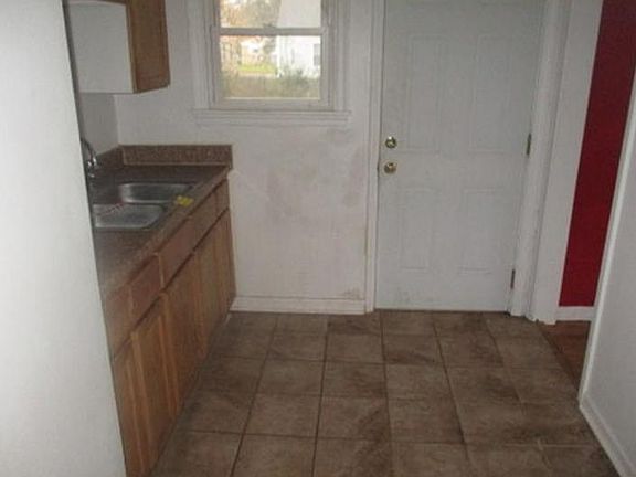 3rd image of 1911 N Drexel Ave