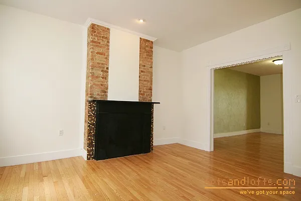 Rented by aptsandlofts.com | media 5