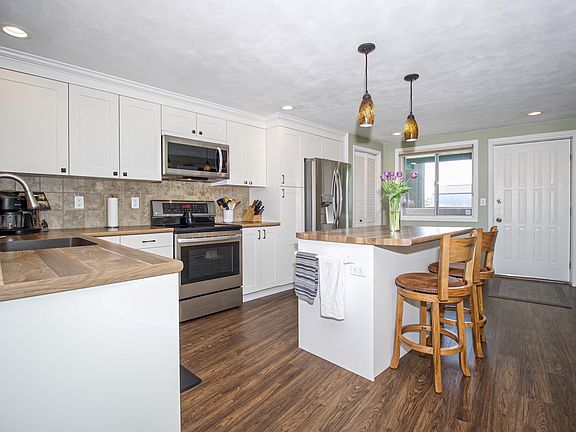 5th image of 1001 S Oneida St APT 2J