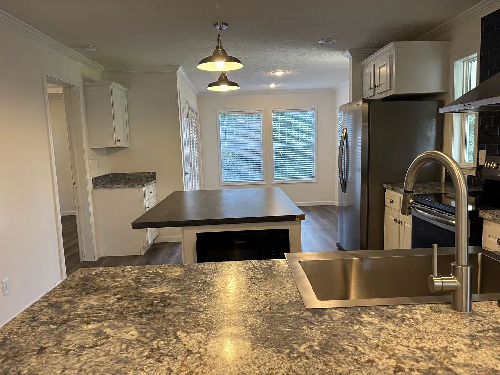 3 bed, 2.0 bath, 1393 sqft, $1,399 — Photo 4