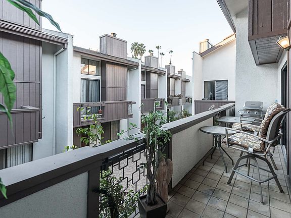 5th image of 16030 Moorpark St APT 3