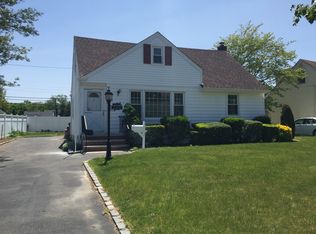 1081 Woodcliff Dr, Franklin Square, NY 11010