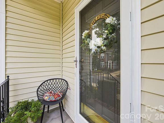 3rd image of 14515 Greenpoint Ln