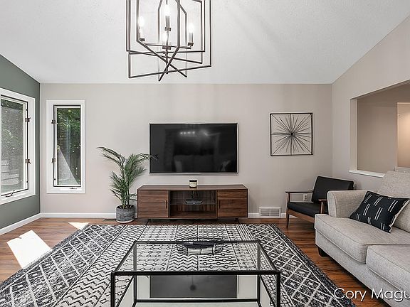 4th image of 1150 Gros Ventre Dr SE