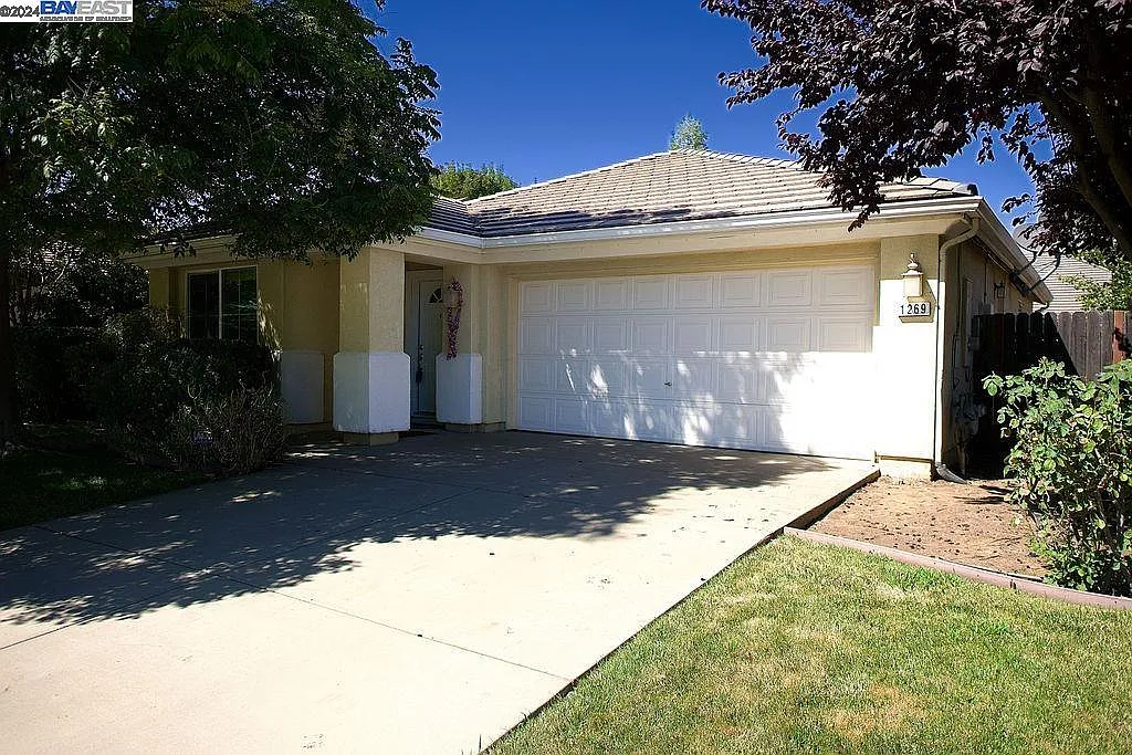 1269 Kensington Dr photo 1
