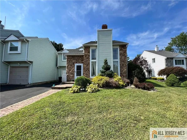 15 Jeffrey Cir, Dayton, NJ 08810