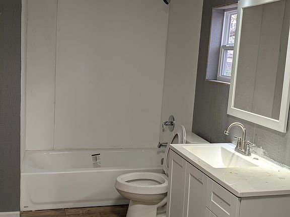 4th image of 2220 Glenwood Dr