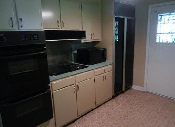 4th image of 3837 Skyland Dr
