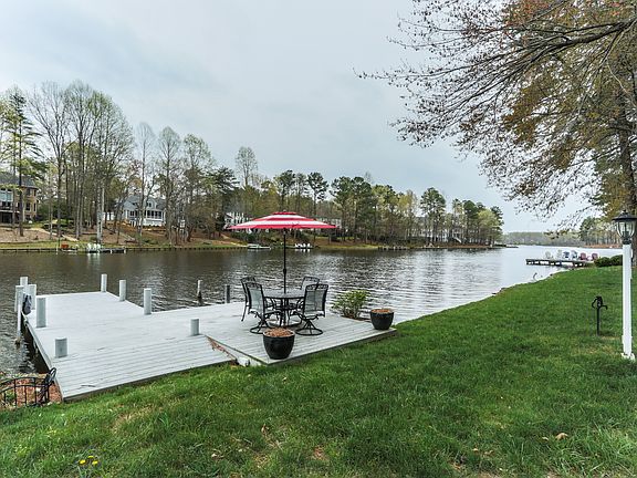 Dock with pontoon power lift