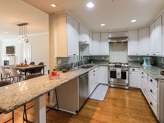 3rd image of 722 S Oxford Ave APT 205