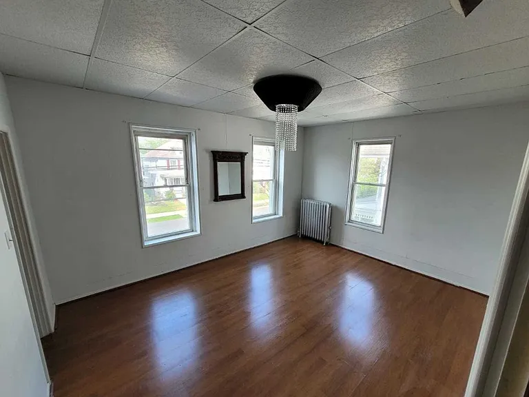 211-213 Montgomery Ave — Photo 5