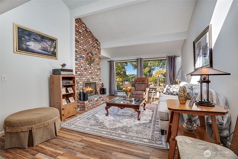 5th image of 907 Powell Street